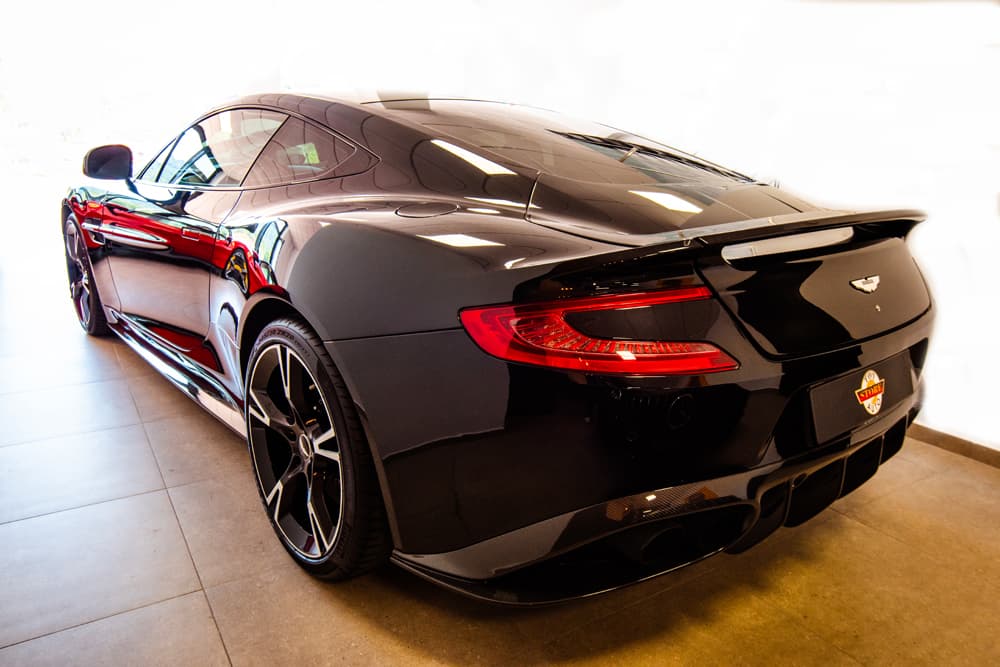 Aston Martin Vanquish negro, visto desde atrás, en nuestro showroom